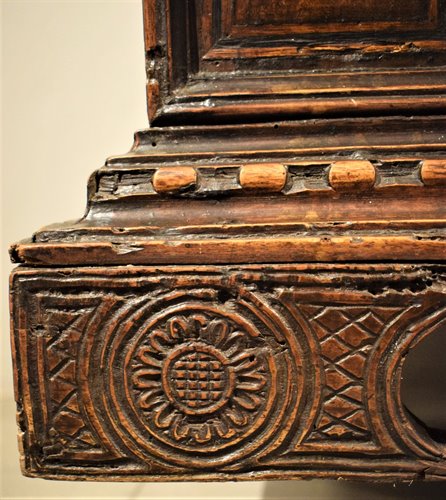 Noble chest in carved and inlaid walnut.